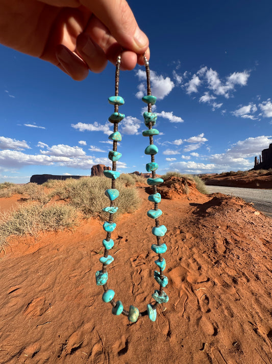 Collier Navajo avec véritables turquoises provenant de Monument Valley